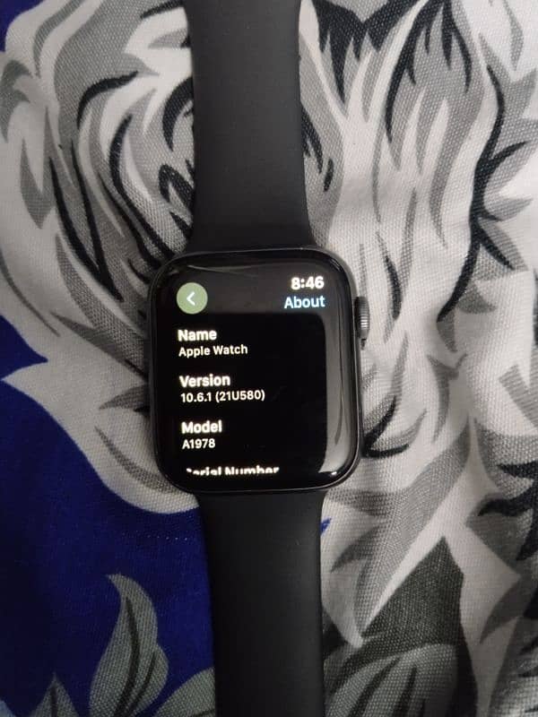 Apple watch series 4 in good condition 2