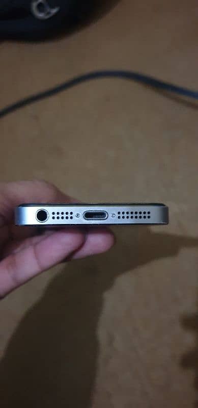 iPhone 5S 16GB PTA with Box 2