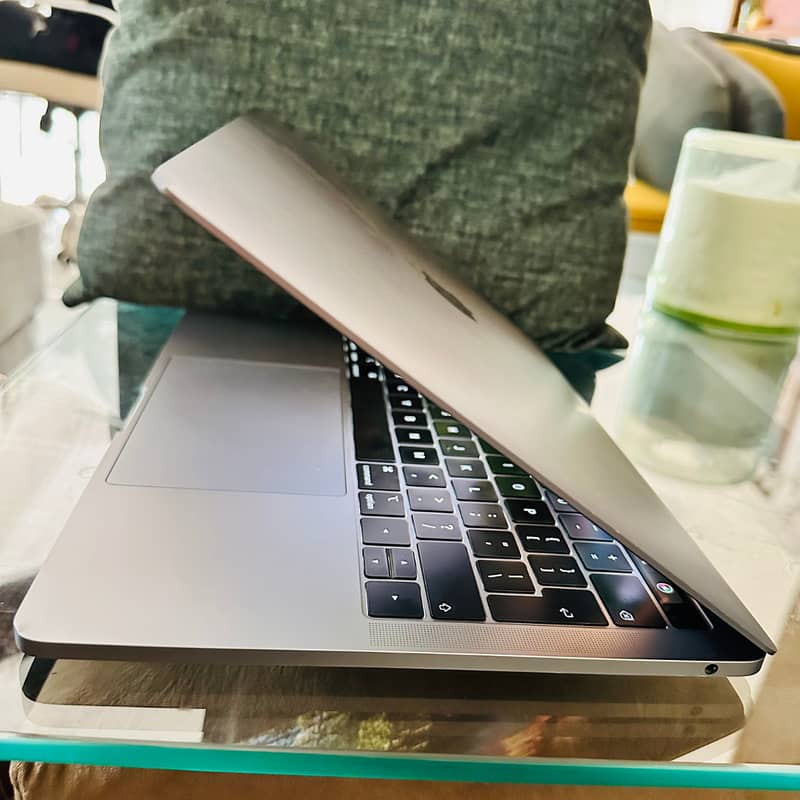 Macbook Pro 2019 13” Core i5 256GB 16GB RAM Touch Bar 4