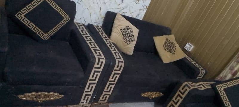 3 seater complete set. It is made of wood Cushions are also with sofa 0