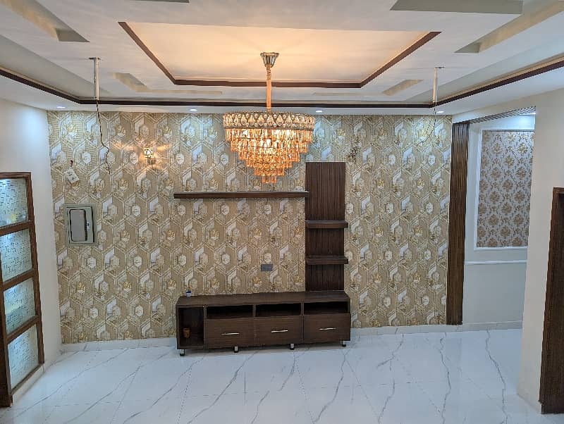 10 Marla VIP Double Storey Well Luxery Hot Location Brand New Modern Style Available For Sale In Nasheman Phase 1 Sorrounding UCP University Lahore. 5