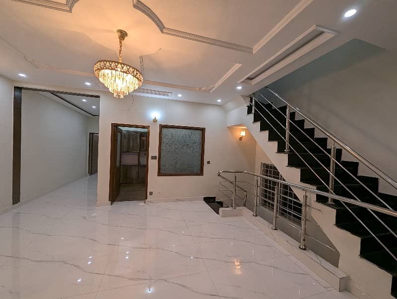 10 Marla VIP Double Storey Well Luxery Hot Location Brand New Modern Style Available For Sale In Nasheman Phase 1 Sorrounding UCP University Lahore. 8