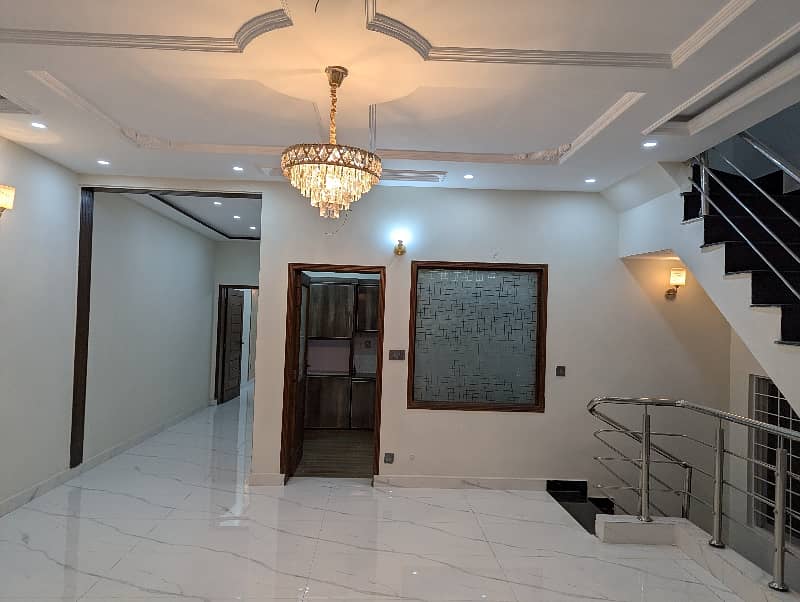 10 Marla VIP Double Storey Well Luxery Hot Location Brand New Modern Style Available For Sale In Nasheman Phase 1 Sorrounding UCP University Lahore. 12