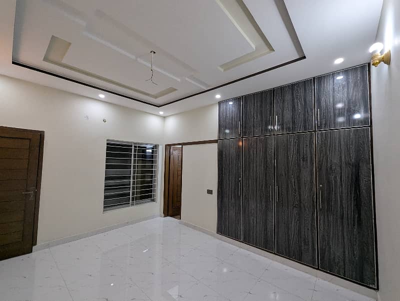 10 Marla VIP Double Storey Well Luxery Hot Location Brand New Modern Style Available For Sale In Nasheman Phase 1 Sorrounding UCP University Lahore. 21