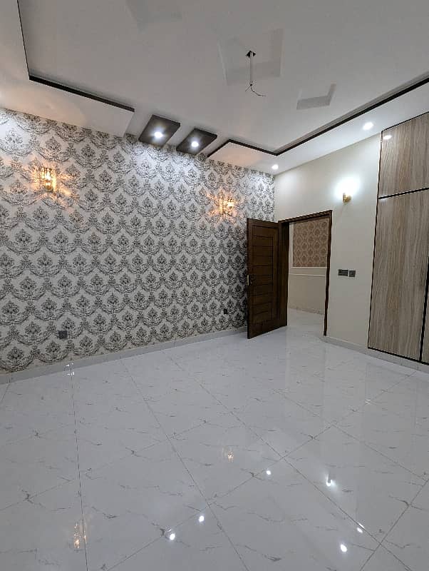 10 Marla VIP Double Storey Well Luxery Hot Location Brand New Modern Style Available For Sale In Nasheman Phase 1 Sorrounding UCP University Lahore. 25