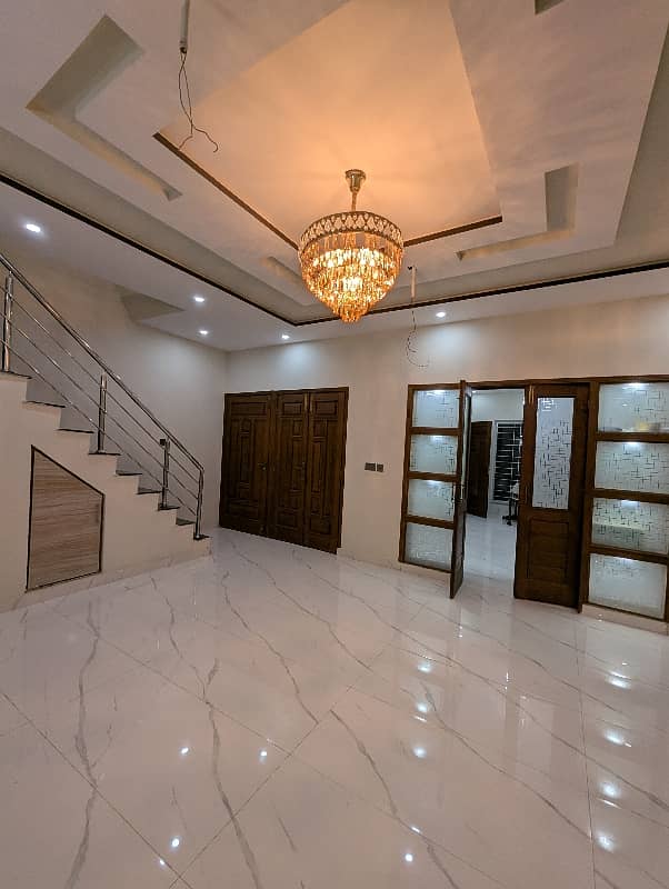 10 Marla VIP Double Storey Well Luxery Hot Location Brand New Modern Style Available For Sale In Nasheman Phase 1 Sorrounding UCP University Lahore. 31