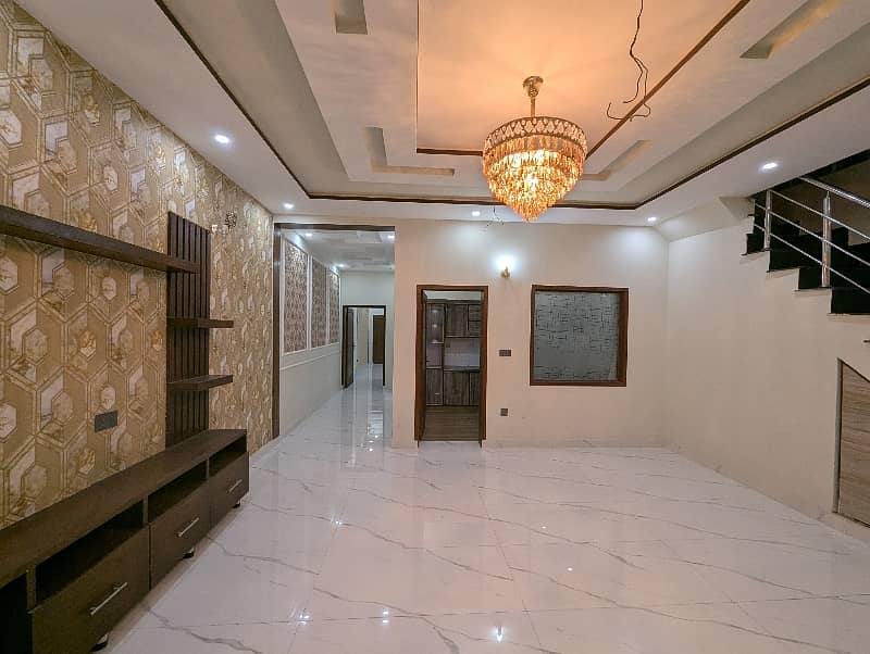 10 Marla VIP Double Storey Well Luxery Hot Location Brand New Modern Style Available For Sale In Nasheman Phase 1 Sorrounding UCP University Lahore. 32