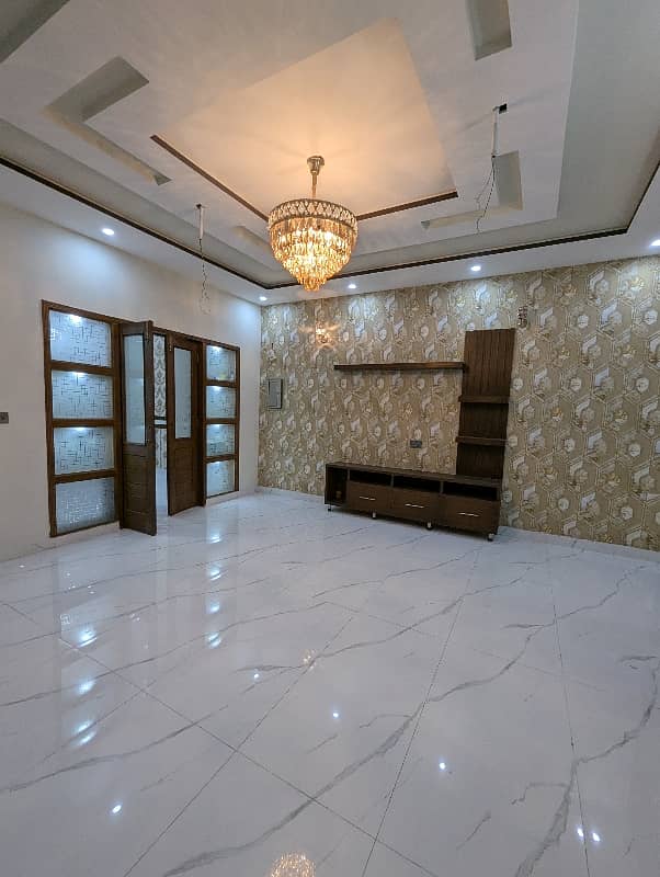 10 Marla VIP Double Storey Well Luxery Hot Location Brand New Modern Style Available For Sale In Nasheman Phase 1 Sorrounding UCP University Lahore. 33