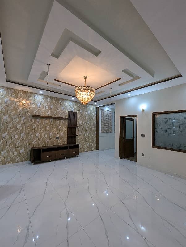 10 Marla VIP Double Storey Well Luxery Hot Location Brand New Modern Style Available For Sale In Nasheman Phase 1 Sorrounding UCP University Lahore. 37