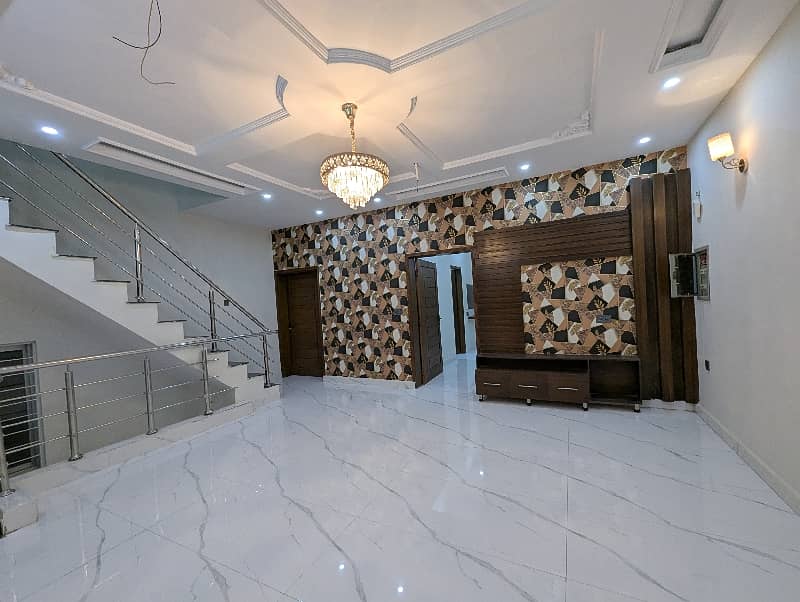 10 Marla VIP Double Storey Well Luxery Hot Location Brand New Modern Style Available For Sale In Nasheman Phase 1 Sorrounding UCP University Lahore. 41