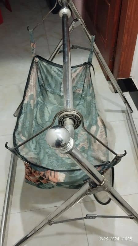 folding jholi stand in goood condition 2