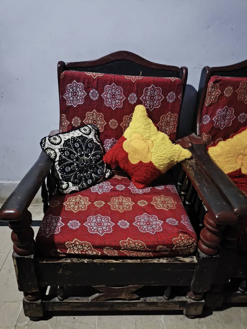 Used Sofa set available for sell in larkana 1