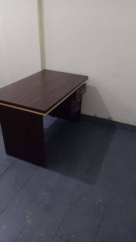 office ka new saman for sell only 4 tabal h 1