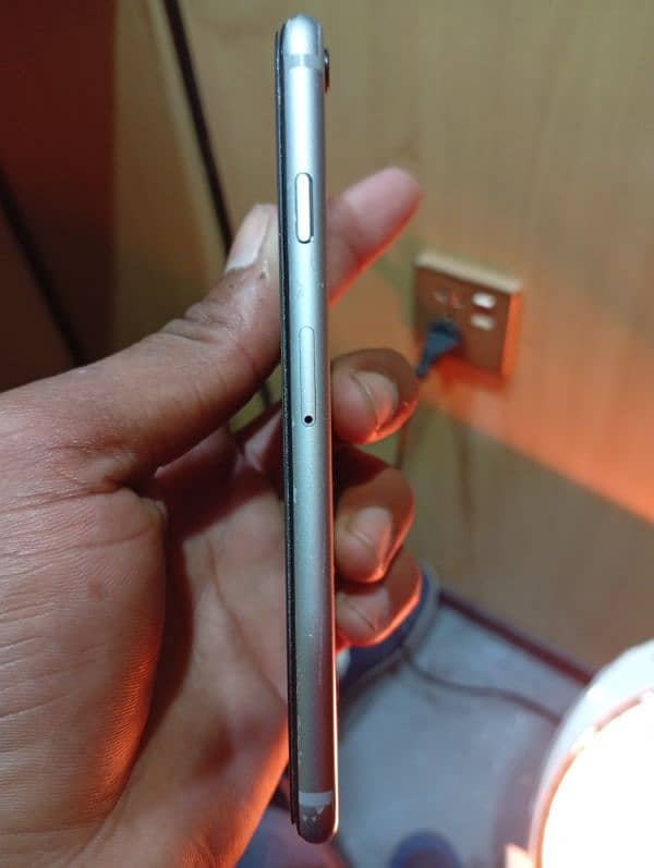 iPhone 6s 64GB non PTA 4