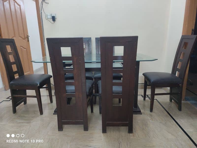 6 seater dining table in good condition 0