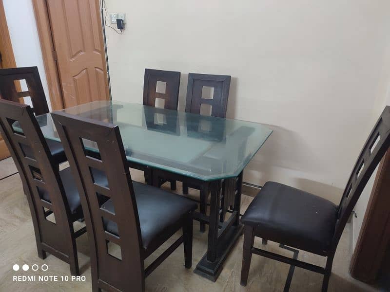 6 seater dining table in good condition 2