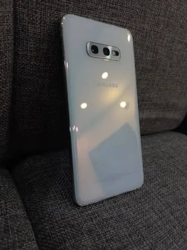 Samsung Mobile S10e 4