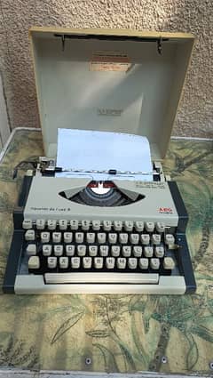 vintage 1970s olympia traveller manual typewriter