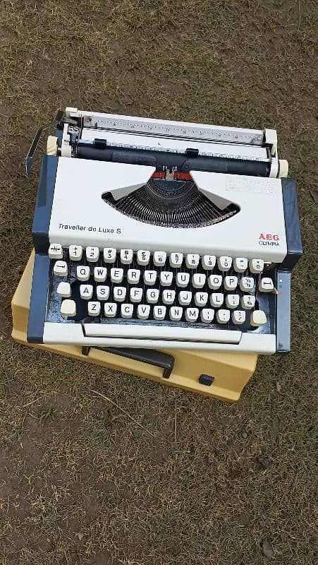 vintage 1970s olympia traveller manual typewriter 3