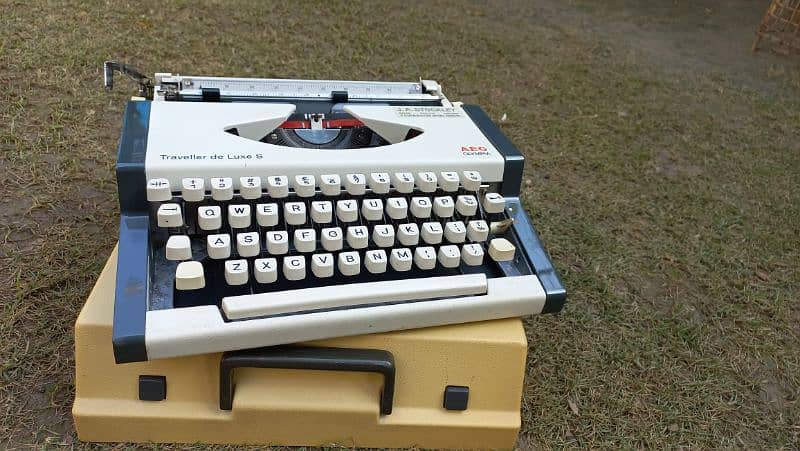 vintage 1970s olympia traveller manual typewriter 5