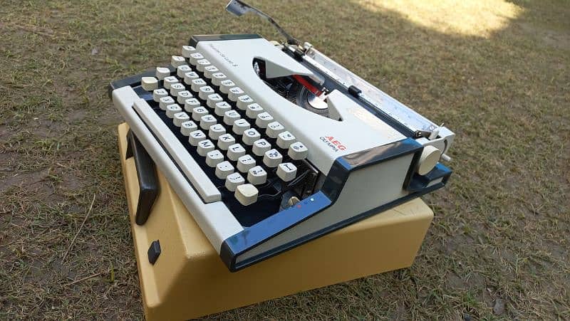 vintage 1970s olympia traveller manual typewriter 6