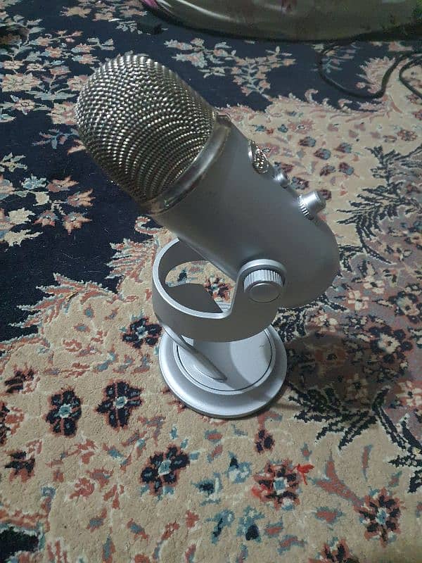 logitech Blueyeti professional Microphone 1