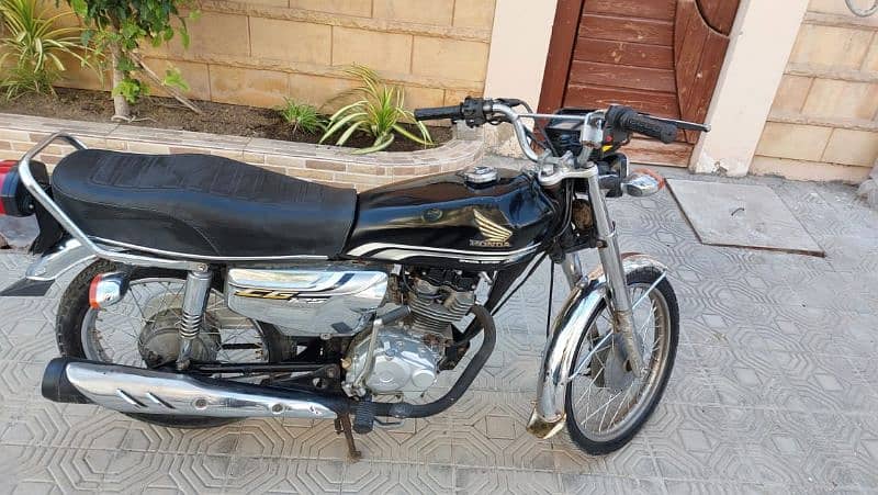 Honda 125 special edition self start 5 gear Karachi number 0