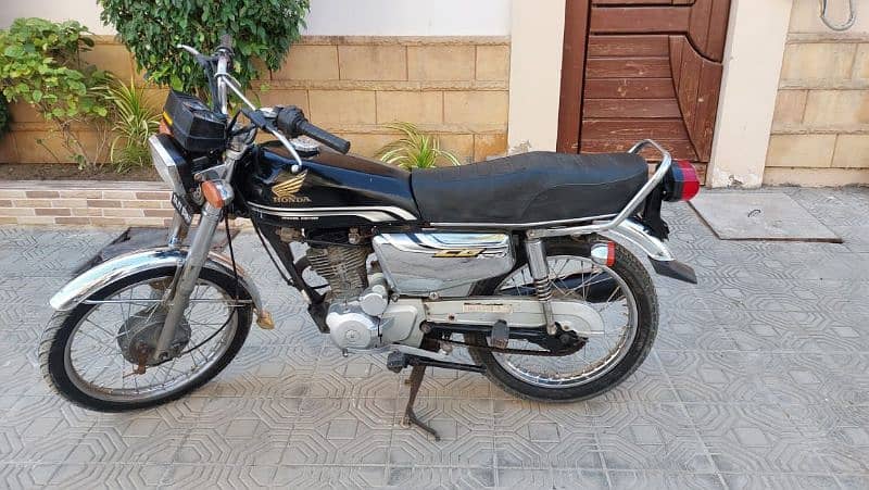 Honda 125 special edition self start 5 gear Karachi number 1