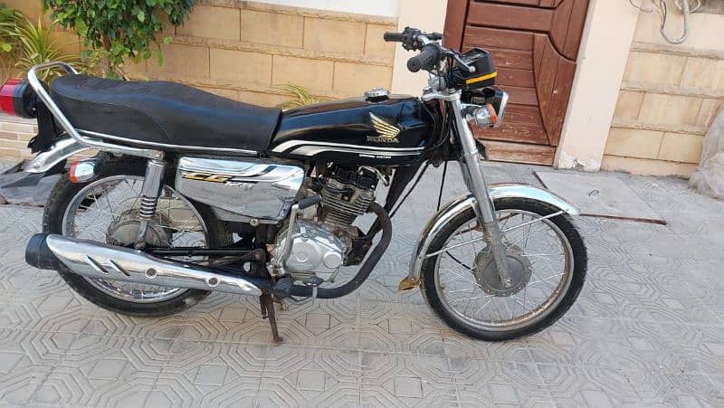 Honda 125 special edition self start 5 gear Karachi number 2