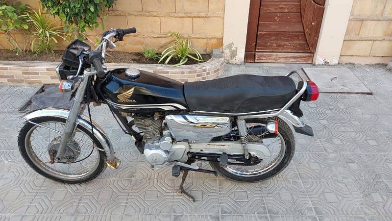 Honda 125 special edition self start 5 gear Karachi number 3