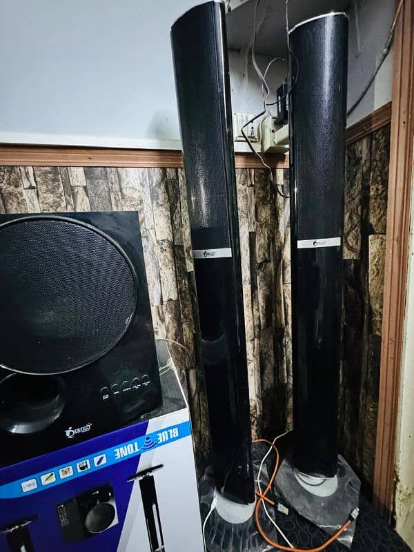 new speakers with 1 year warranty only 1 month use 1