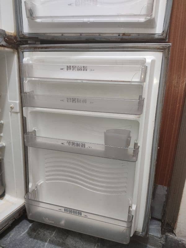 Dawlance fridge perfect electrical condition 3