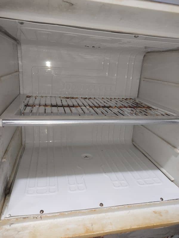 Dawlance fridge perfect electrical condition 4