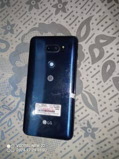 lg v30 best for gaming just one crack on screen and all ok 10 9