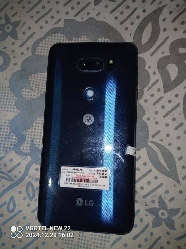 lg v30 best for gaming just one crack on screen and all ok 10 9 3