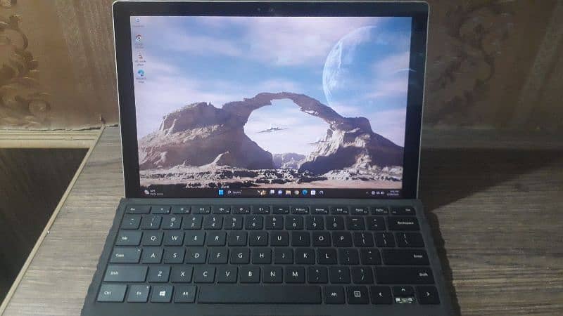 Microsoft Surface Pro 4 . i5 6300u (6 gen). 8GB Ram 0