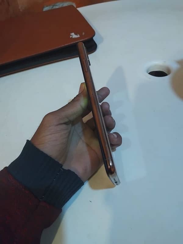 I phone xs max factory unlok 4