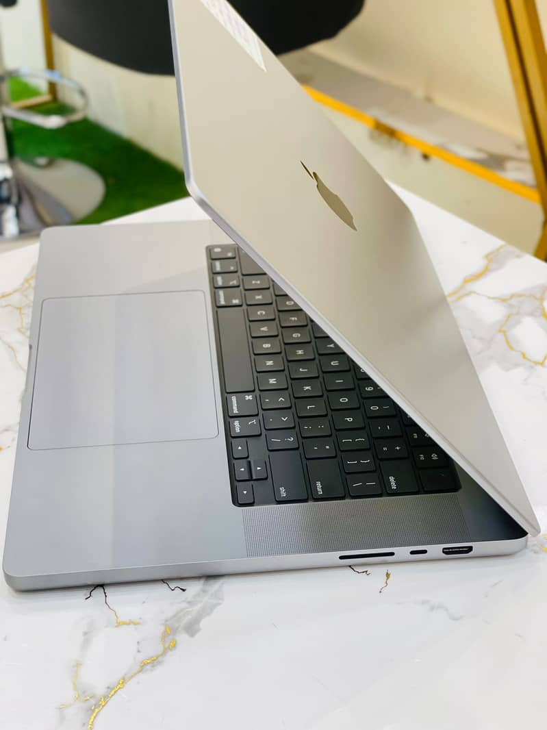 Macbook Pro 2021 16’inch M1 Pro chip 16 Gb Ram 512 Gb ssd 2