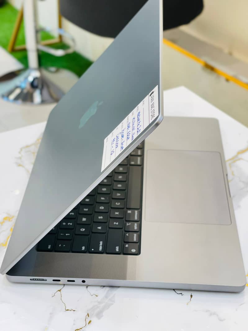 Macbook Pro 2021 16’inch M1 Pro chip 16 Gb Ram 512 Gb ssd 3