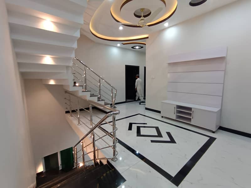 Double story house for sale habibullah Colony 7