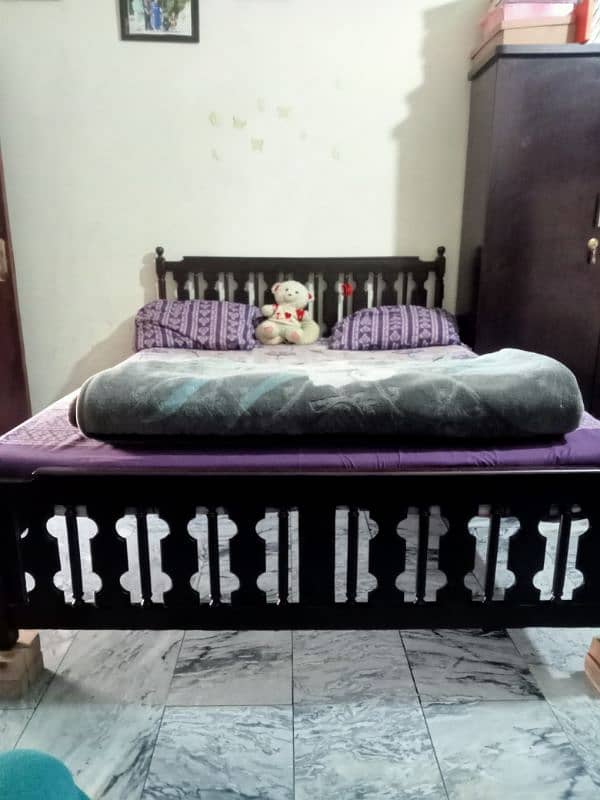 double bed in wooden material in very good condition 0