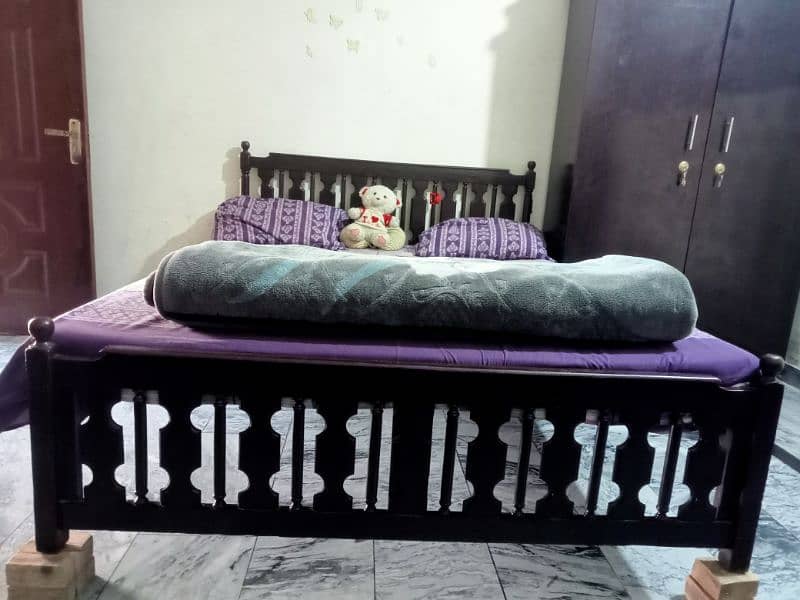 double bed in wooden material in very good condition 1