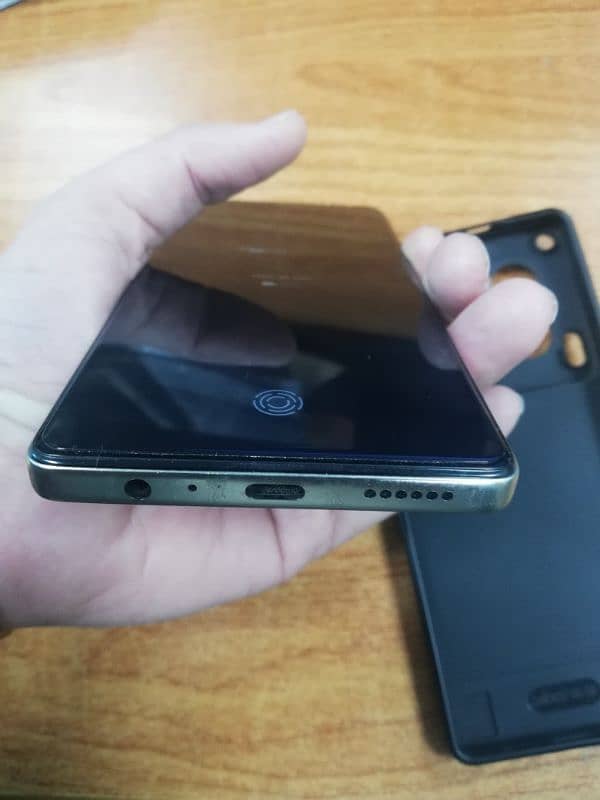 Tecno Camon 30 loewe 1