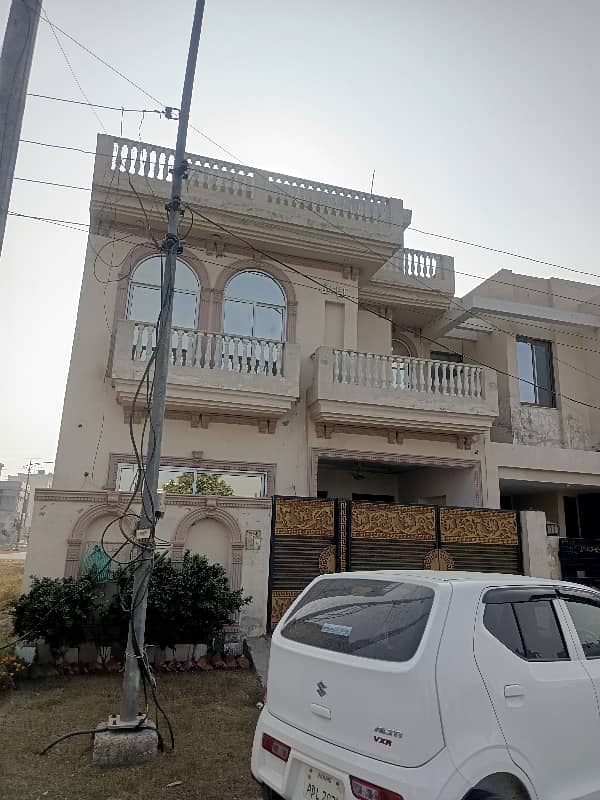 E Block 5 Marla Use House Available For Sale Facing Park Owner Bulid Prime Location Reasonable Price. . . 0