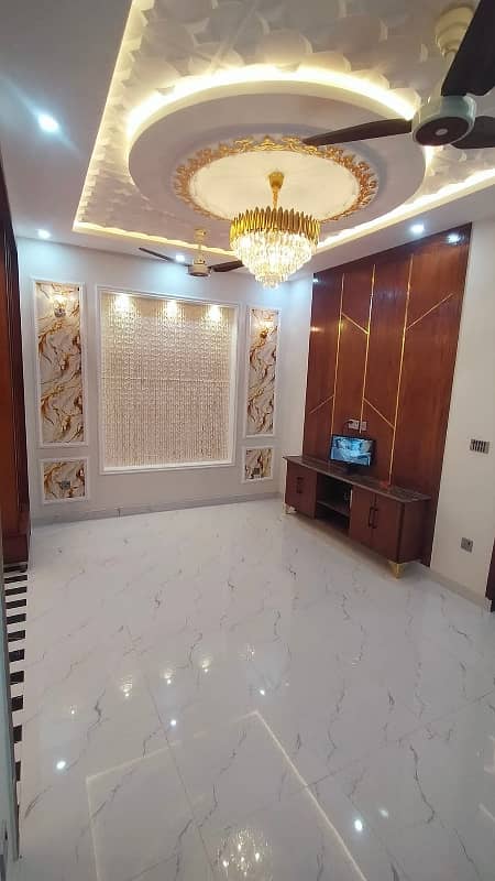 Central Park 5 Marla Most Luxurious House Available For Sale Near Tooo Park And Masjid VIP Location. . 4