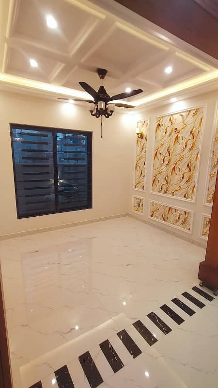 Central Park 5 Marla Most Luxurious House Available For Sale Near Tooo Park And Masjid VIP Location. . 6