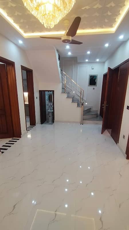 Central Park 5 Marla Most Luxurious House Available For Sale Near Tooo Park And Masjid VIP Location. . 7