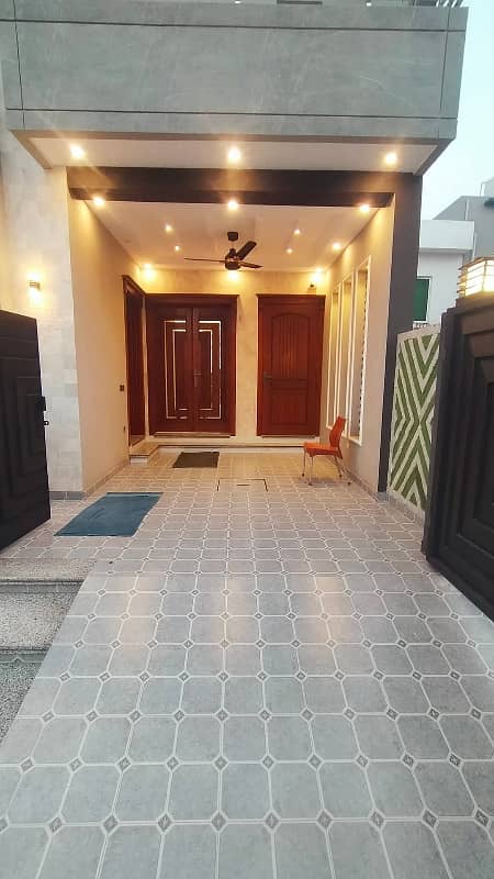 Central Park A1 Block 5 Marla Modern Luxury Design House Available For Sale Prime Location Near Tooo Park And Masjid. . 4