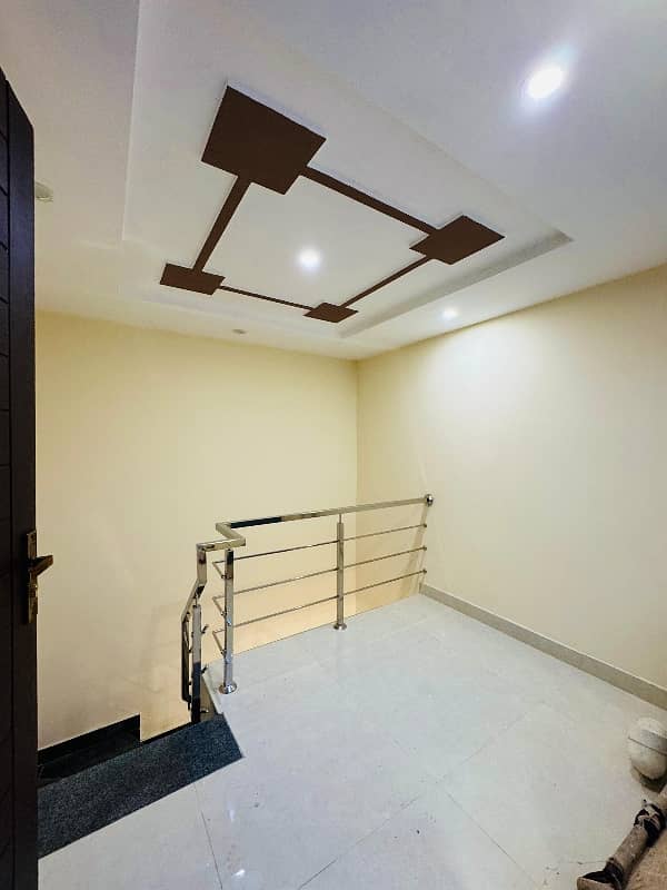 Central Park 3.5 Marla House Available For Sale B Block Prime Location Near Tooo Park Masjid 4