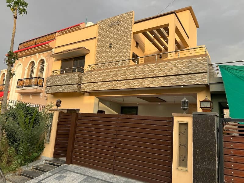 Central Park A Block 10 Marla Slightly Use House For Sale Prime Location Near Tooo Park And Masjid Gas Meter Install. . 0